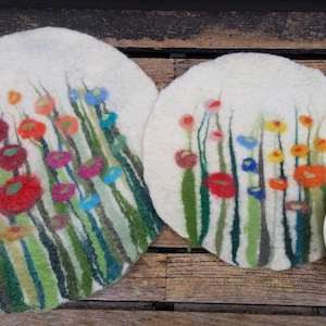 1 Felt Place Mat with grass and flowers, white image 1