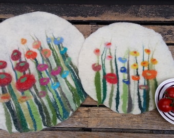 1 Felt Place Mat with grass and flowers, white