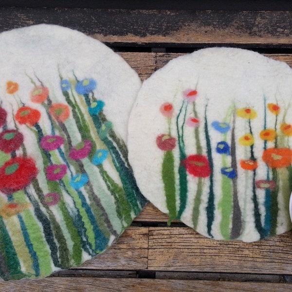 1 Felt Place Mat with grass and flowers, white