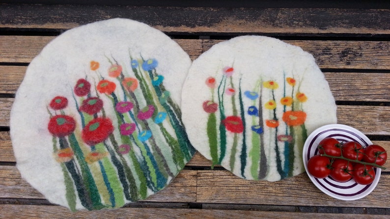 1 Felt Place Mat with grass and flowers, white image 1