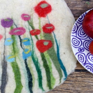 1 Felt Place Mat with grass and flowers, white image 3