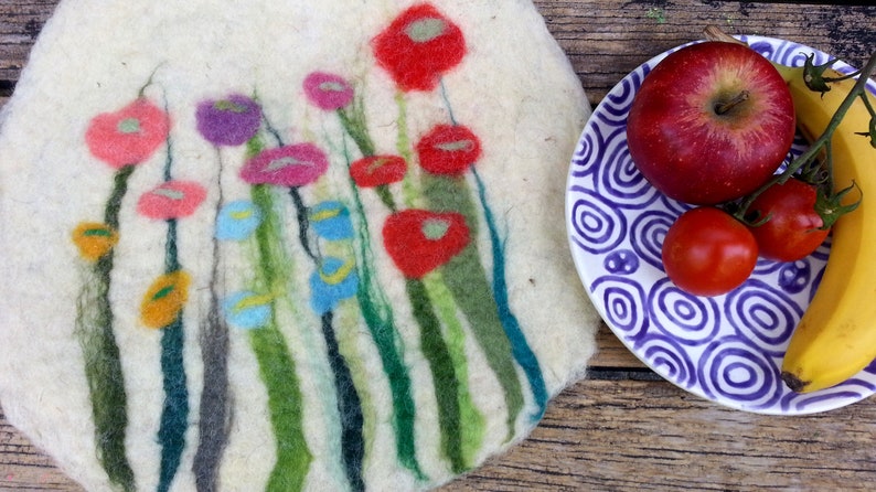 1 Felt Place Mat with grass and flowers, white image 3