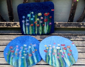 Handgefelte Sitzkissen mit Blumen und Gras, blau