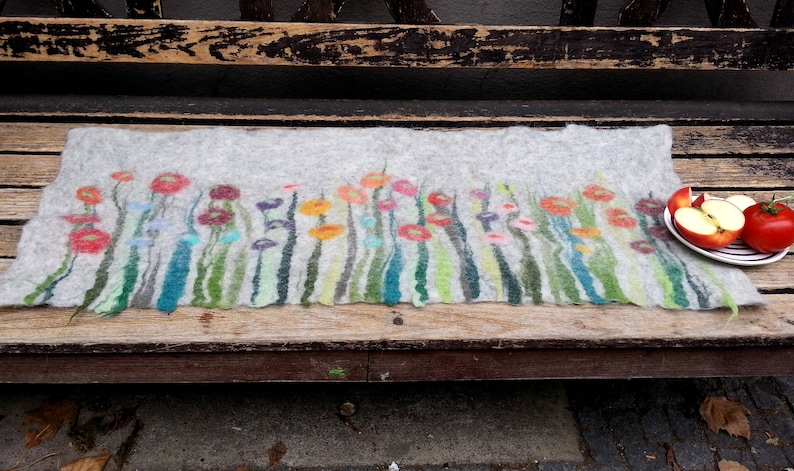 Table Runner, Grass and Flowers, light Gray TOTAL