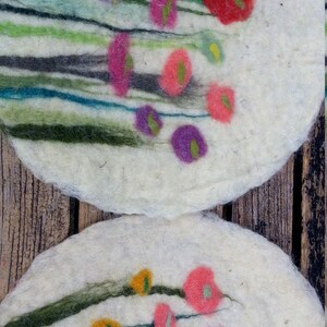 1 Felt Place Mat with grass and flowers, white image 4