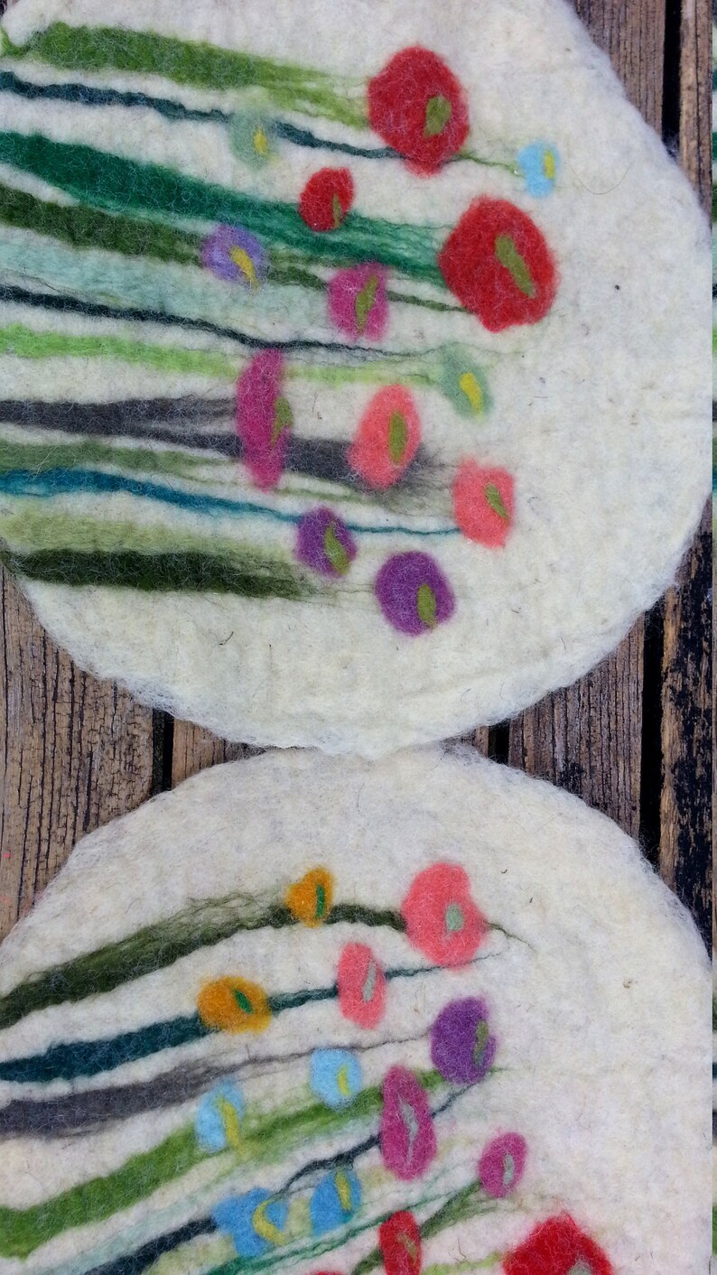 1 Felt Place Mat with grass and flowers, white image 4