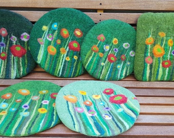 Handgefilztes Sitzkissen mit Blumen und Gras, grün