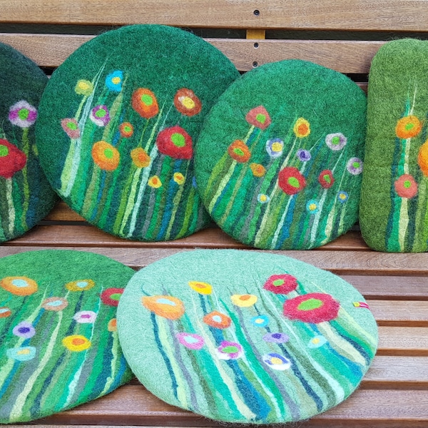 Handgefilztes Sitzkissen mit Blumen und Gras, grün