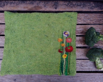 Felt Place Mat with grass and flowers MINIMAL, green