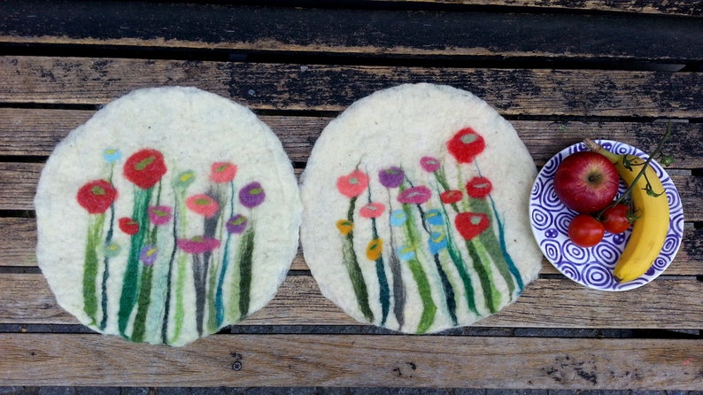 1 Felt Place Mat with grass and flowers, white image 2