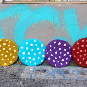 Coussin d&#39;assise feutré à la main à pois / Une assise idéale