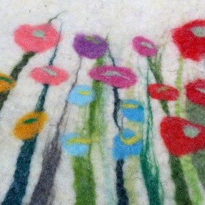 1 Felt Place Mat with grass and flowers, white image 6