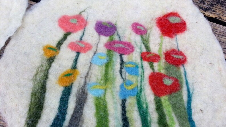 1 Felt Place Mat with grass and flowers, white image 6