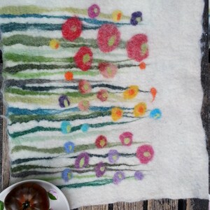 1 Felt Place Mat with grass and flowers, white image 8