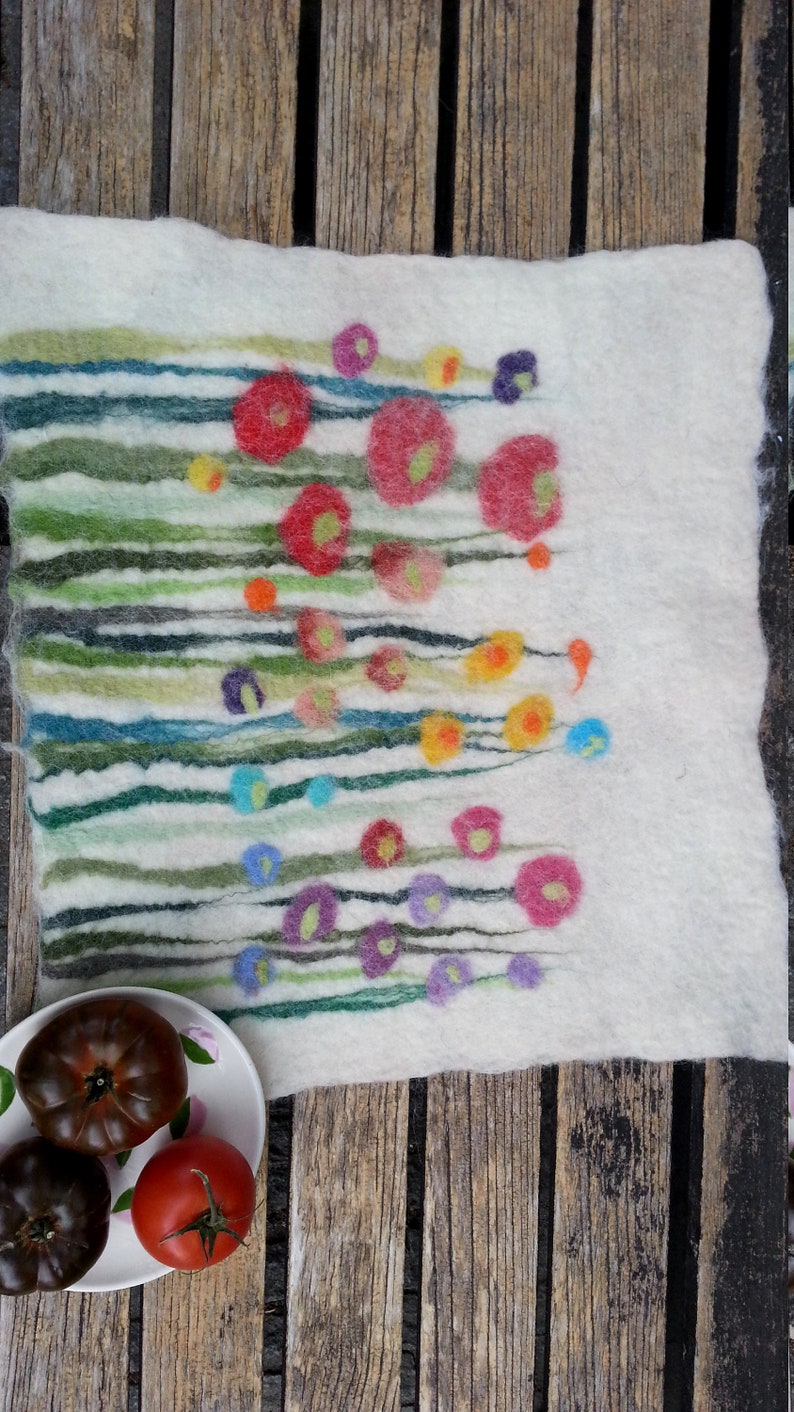 1 Felt Place Mat with grass and flowers, white image 8