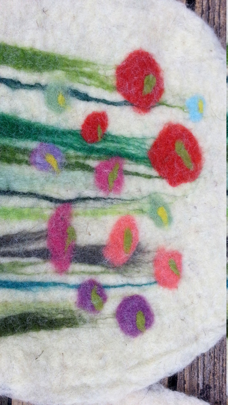 1 Felt Place Mat with grass and flowers, white image 5