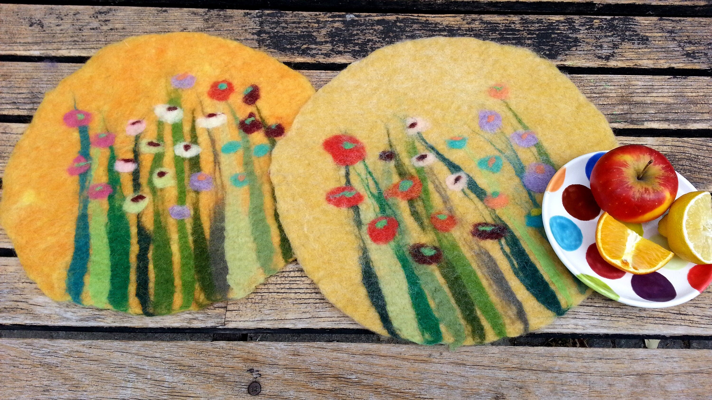 1 Felt Place Mat with grass and flowers, yellow