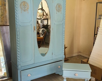 Armoire et chevet français Art déco peints avec miroir