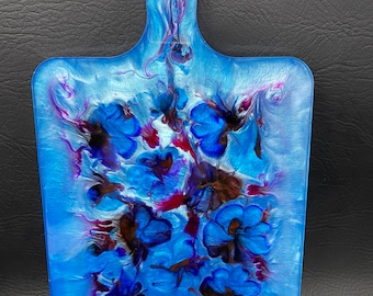 Planche à découper/charcuterie décorative en résine faite main - Fleurs abstraites bleues