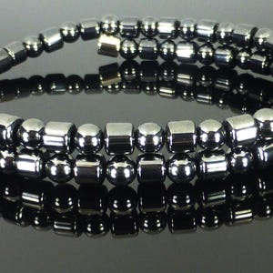 Collana realizzata a mano con nodi cinesi portafortuna e perle lamp