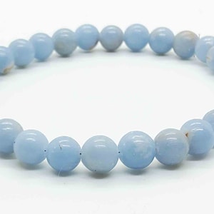 Peut inclure: Un bracelet en pierres précieuses bleu clair avec des perles rondes.