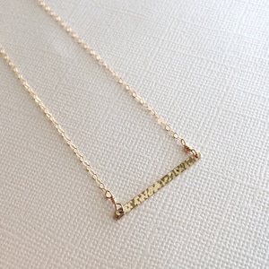 Goldbarren-Halskette ~ horizontale Handgehauene Gold Rechteck auf 14k Gold Fill ~ minimale geometrische Schichtung Halskette
