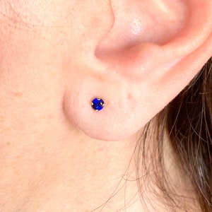 Petits clous d&#39;oreilles en saphir ~ Boucles d&#39;oreilles tige saphir bleu de 3 mm en or massif 14 carats ~ Puce classique minimaliste