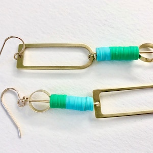 カラフルなステートメントイヤリング、カラフルなスカンジナビアスタイルのイヤリング、ミスマッチな幾何学模様のイヤリング、幾何学模様のグリーンターコイズのイヤリング