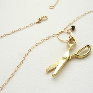 Collar de tijera de oro, amuleto de tijera de oro en miniatura, colgante de piedra de pirita de cadena rellena de oro de 14kt, collar de tijera en miniatura