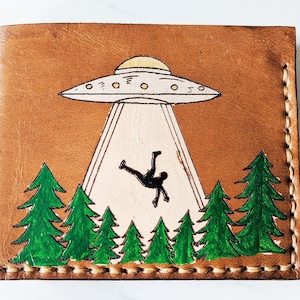 UFO abduction wallet - Men's Leather wallet - Personalized Wallet - Bifold wallet - Unique gift for him - Bachelor gift - Custom Handmade