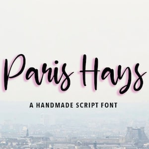 Könnte beinhalten: Eine handgeschriebene Schriftart in Schwarzweiß namens "Paris Hays" mit rosa Umrandung. Der Text lautet "A HANDMADE SCRIPT FONT". Der Hintergrund ist ein verschwommenes Bild des Eiffelturms und der Stadt Paris.