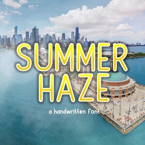 Könnte beinhalten: Ein gelber handgeschriebener Schriftzug mit dem Text "SUMMER HAZE" und den Worten "a handwritten font" darunter. Die Schriftart ist vor dem Hintergrund einer Skyline und eines Gewässers platziert.