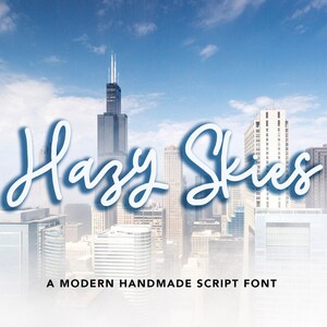 Könnte beinhalten: Eine moderne handgeschriebene Schriftart namens "Hazy Skies" über einer Skyline mit blauem Himmel und weißen Wolken.