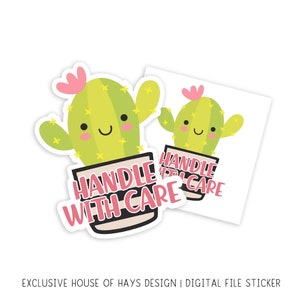 Op de afbeelding: Een groene cactus met een roze bloempot en de tekst "Handle with Care" in roze letters. De cactus glimlacht en heeft gele sterren op zijn lichaam.