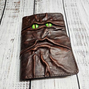 Diario de cuero con cara de monstruo hecho a mano: cuaderno de bocetos recargable y libro de visitas