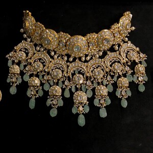 Deposita pezzi personalizzati, set di collana di rubini in oro 22k, set di collana di diamanti smeraldo, collana multi pietre preziose, collana multi zaffiro in oro immagine 6