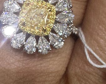 Anillo con diamante amarillo talla cojín de 2,685 quilates y diamante blanco, certificado por GIA.