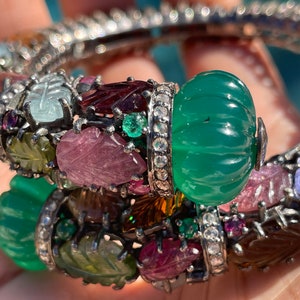 Brazalete impresionante personalizado con hojas de piedra preciosa de tanzanita, turmalina, aguamarina y esmeralda talladas
