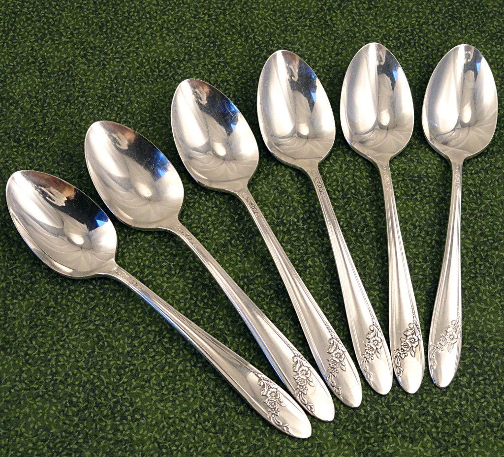4 Vintage Teaspoons Oneida Tudor Community Plate QUEEN BESSII Silverplate