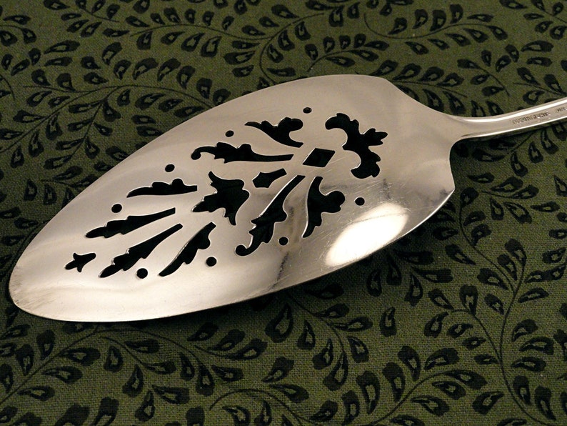 Vintage Wedding Cake Server Queen Bess II Oneida Community Tudor Plate 1946 Silverplate Silver Plate Flatware Silverware Pierced Pie Pastry