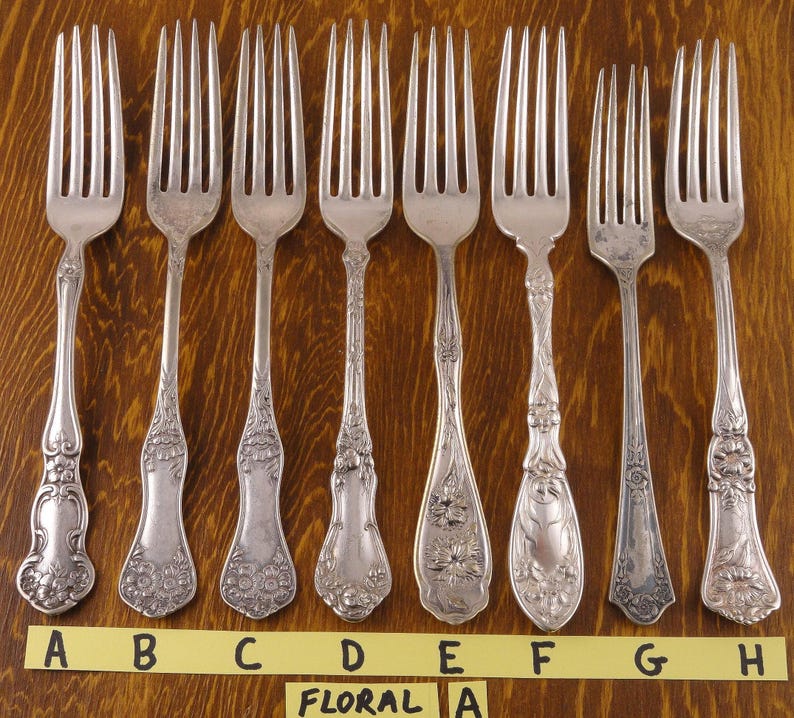 Tenedores antiguos Cubiertos plateados Cubiertos plateados Artesanía Cubiertos desiguales Tenedor para almuerzo y cena Fotografía de alimentos - Se vende por tenedor Floral A