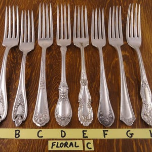 Tenedores antiguos Cubiertos plateados Cubiertos plateados Artesanía Cubiertos desiguales Tenedor para almuerzo y cena Fotografía de alimentos - Se vende por tenedor Floral C