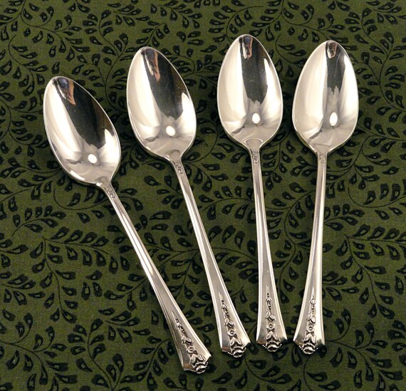 4  International Holmes /& Edwards  SPRING GARDEN  Silverplate Place Soup Spoons