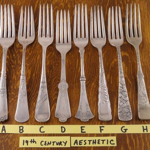 Tenedores antiguos Cubiertos plateados Cubiertos plateados Artesanía Cubiertos desiguales Tenedor para almuerzo y cena Fotografía de alimentos - Se vende por tenedor 19th Cen. Aesthetic