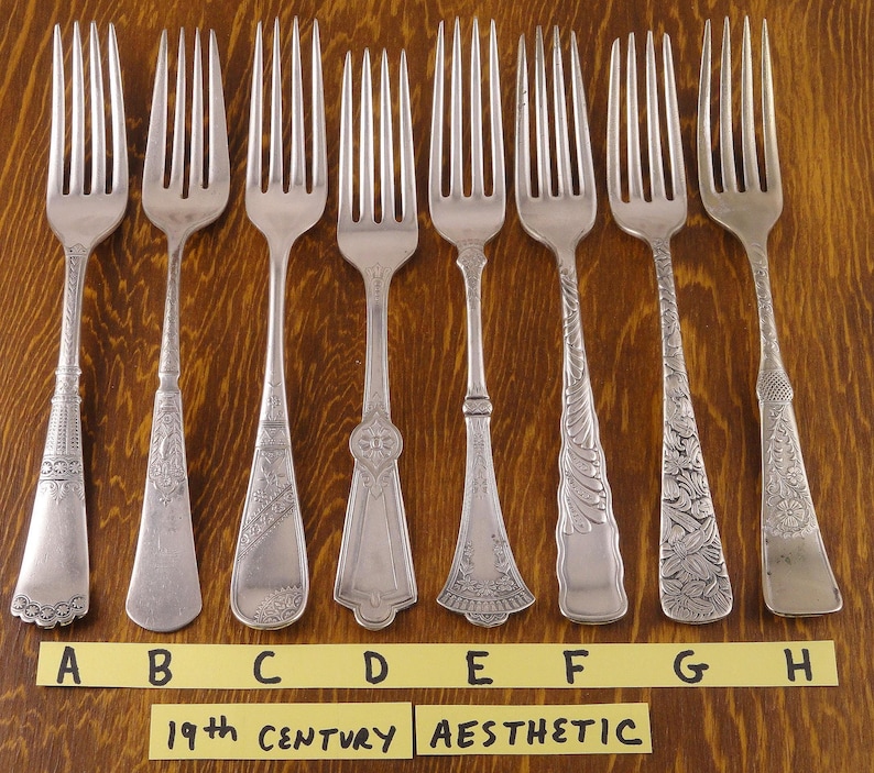 Tenedores antiguos Cubiertos plateados Cubiertos plateados Artesanía Cubiertos desiguales Tenedor para almuerzo y cena Fotografía de alimentos - Se vende por tenedor 19th Cen. Aesthetic
