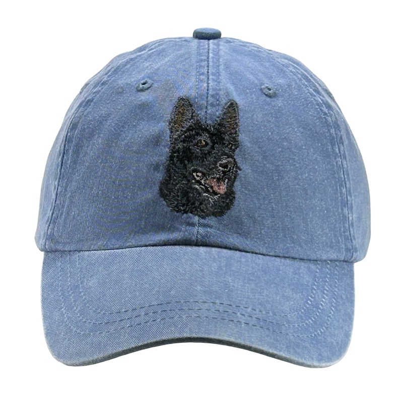 K&ouml;nnte beinhalten: Eine blaue Jeans-Baseballkappe mit einem gestickten schwarzen Kopf eines Deutschen Sch&auml;ferhundes.