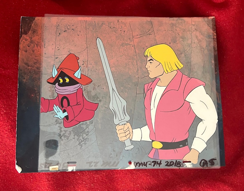 Puede incluir: Celda de animaci&oacute;n con dos personajes de dibujos animados. Un hombre rubio musculoso con ropa rosa y blanca sostiene una espada plateada. A su lado, una peque&ntilde;a figura vestida de rojo con una bufanda morada y un sombrero puntiagudo. El fondo es una pared de piedra gris.