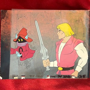 Puede incluir: Celda de animaci&oacute;n con dos personajes de dibujos animados. Un hombre rubio con chaleco rosa sostiene una espada plateada. El otro es una peque&ntilde;a criatura roja. El fondo es una pared gris con un degradado rojo.