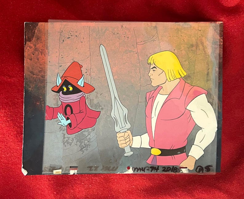 Puede incluir: Celda de animaci&oacute;n con dos personajes de dibujos animados. Un hombre rubio con chaleco rosa sostiene una espada plateada. El otro es una peque&ntilde;a criatura roja. El fondo es una pared gris con un degradado rojo.