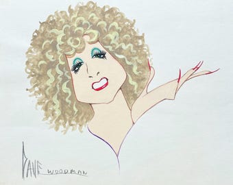 Puede incluir: Ilustración en acuarela de una mujer con un peinado rizado grande. La mujer tiene maquillaje de ojos azul brillante, lápiz labial rojo y uñas rojas. La firma del artista, "Dave Woodman", está en la esquina inferior izquierda.
